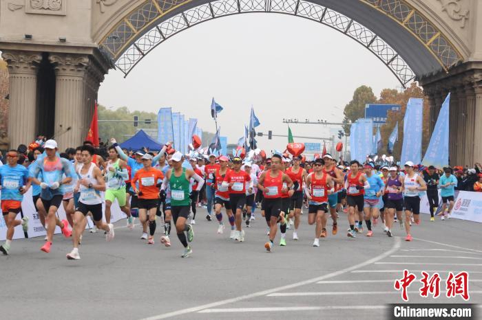 2024京津新城半程马拉松在津开跑：特色奖品吸睛