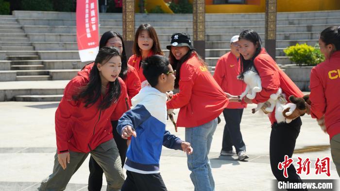 中国女子橄榄球队走进南京银杏湖园区 庆五一迎