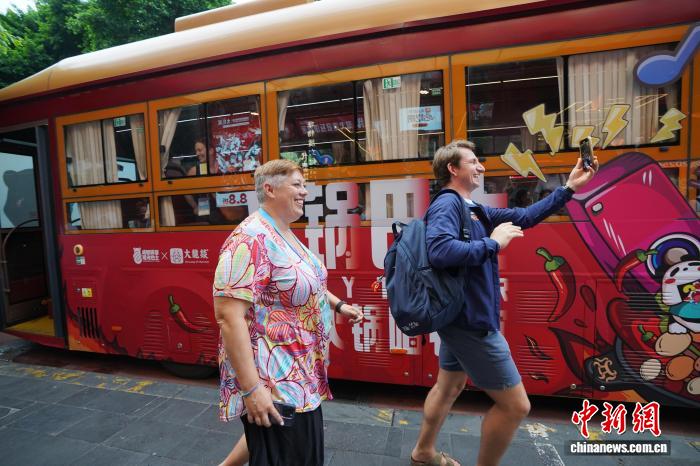 成都世运会外籍参赛者乘火锅巴士品味多面成都