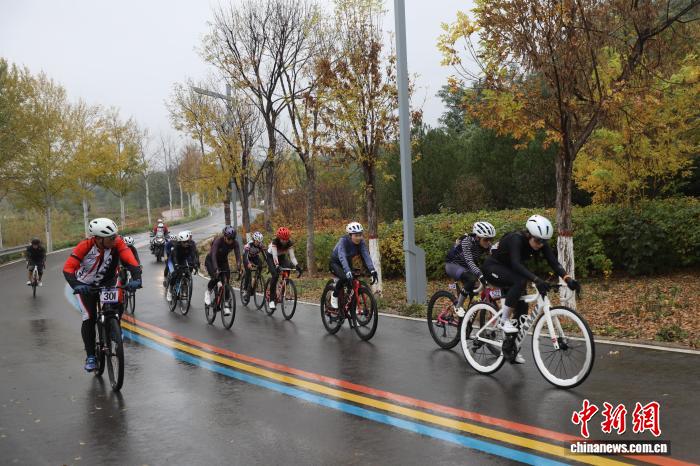500余名选手雨中竞速 云竹湖自行车赛圆满落幕