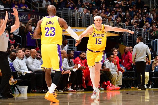 东契奇51+10+9准三双率队狂胜公牛 詹姆斯让权成湖