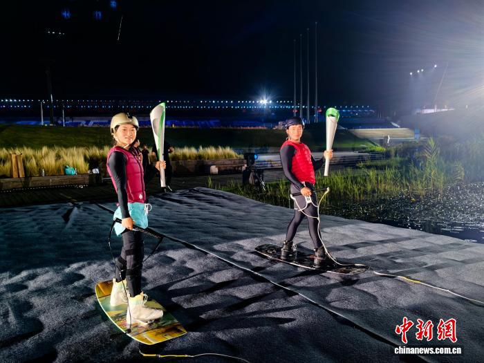 成都世运会点火仪式：彝族青年与滑水运动员共