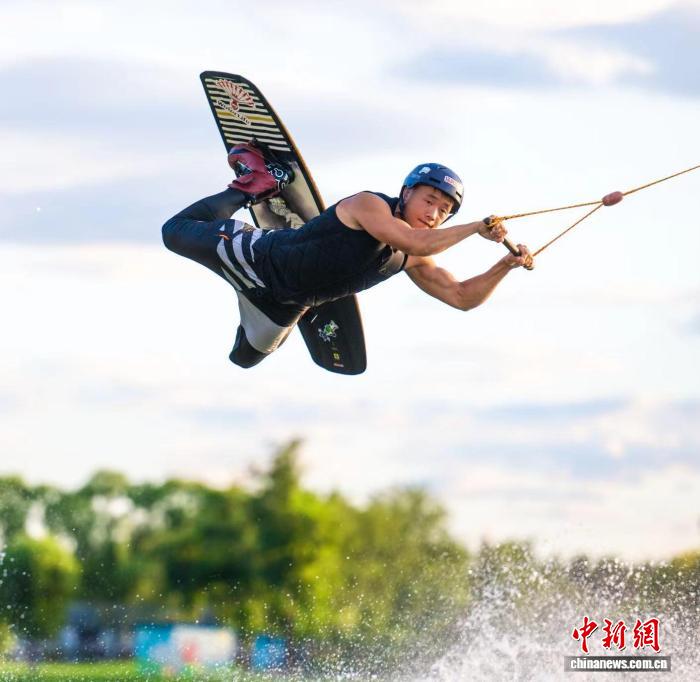 成都世运会点火仪式：彝族青年与滑水运动员共