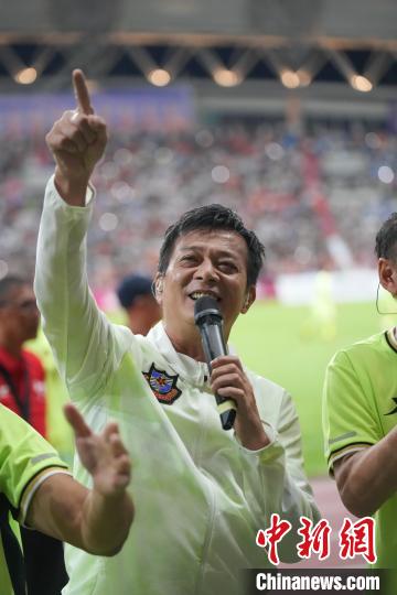 港星足球队玉溪友谊赛同唱国歌