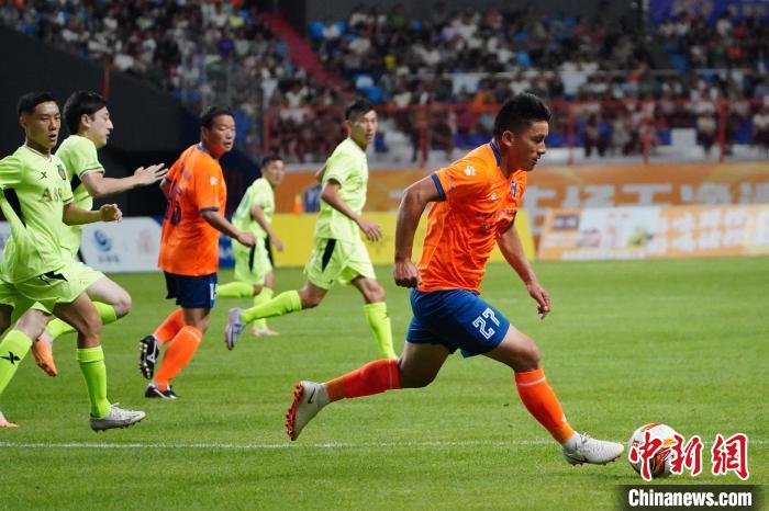 港星足球队玉溪友谊赛同唱国歌