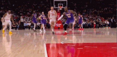 詹姆斯暴扣引领湖人逆转火箭 东契奇砍40分难掩