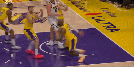 詹姆斯暴扣引领湖人逆转火箭 东契奇砍40分难掩