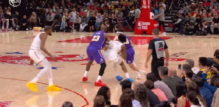 詹姆斯暴扣引领湖人逆转火箭 东契奇砍40分难掩