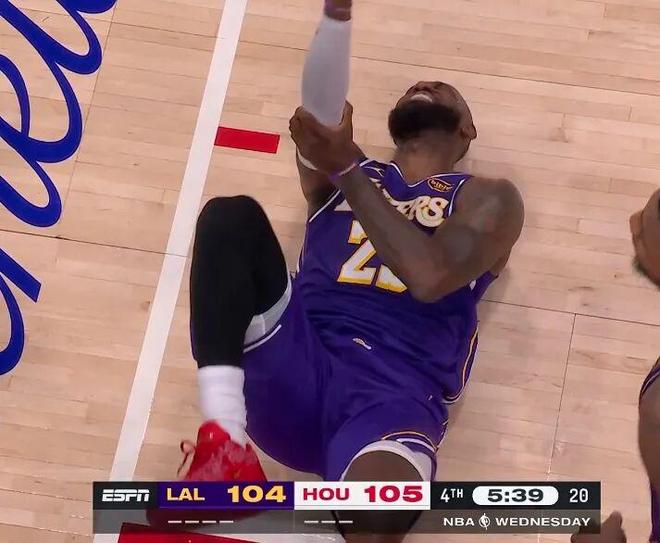 詹姆斯暴扣引领湖人逆转火箭 东契奇砍40分难掩