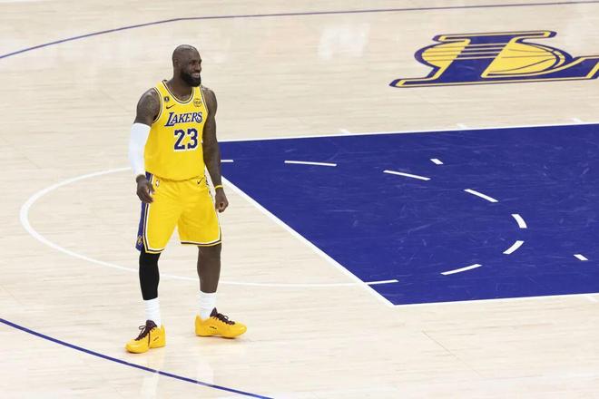 詹姆斯暴扣引领湖人逆转火箭 东契奇砍40分难掩