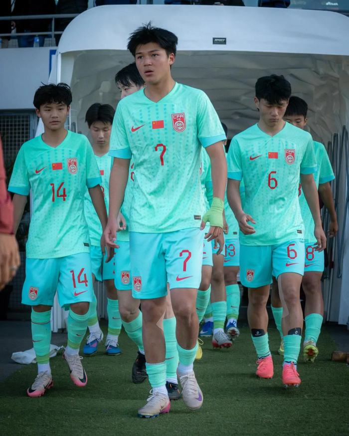 国少助教粗暴推搡球员引争议，赛后冲突引爆舆