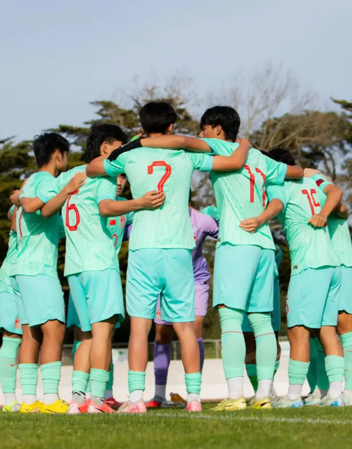 国少助教粗暴推搡球员引争议，赛后冲突引爆舆