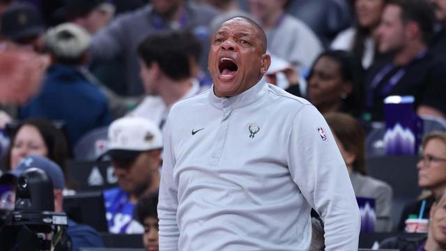 雄鹿惨败马刺无缘季后赛 九年纪录终结